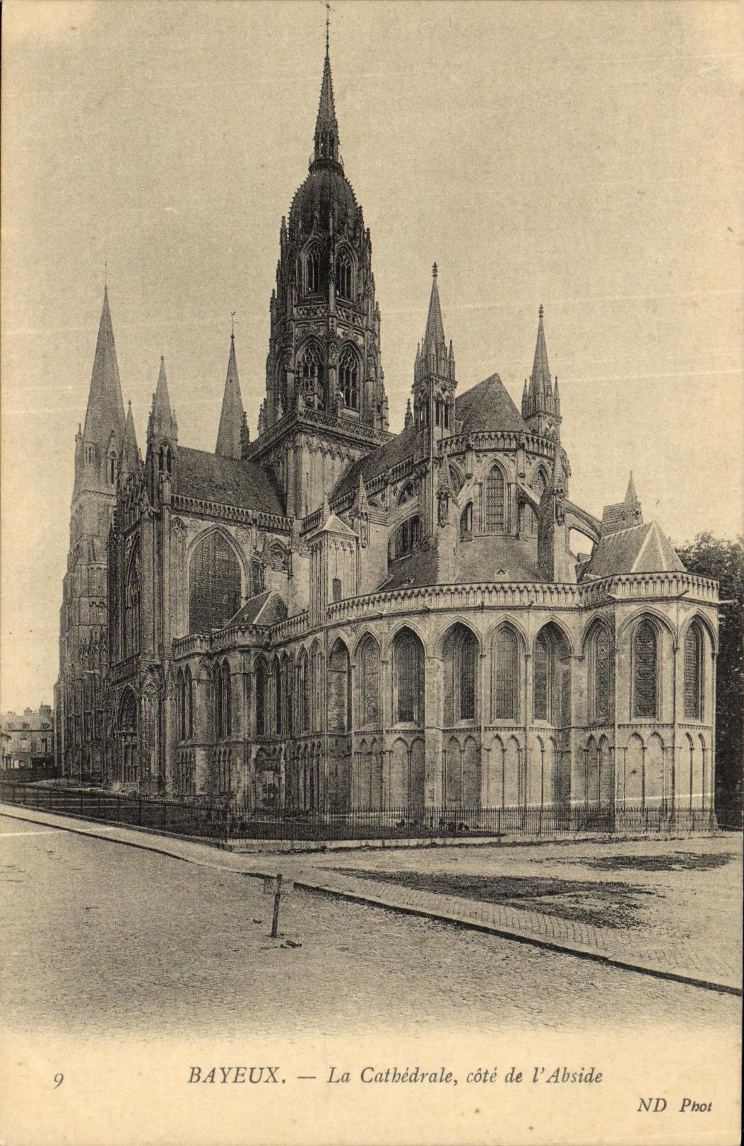 CPA Bayeux La Cathedrale Cote de L Abside