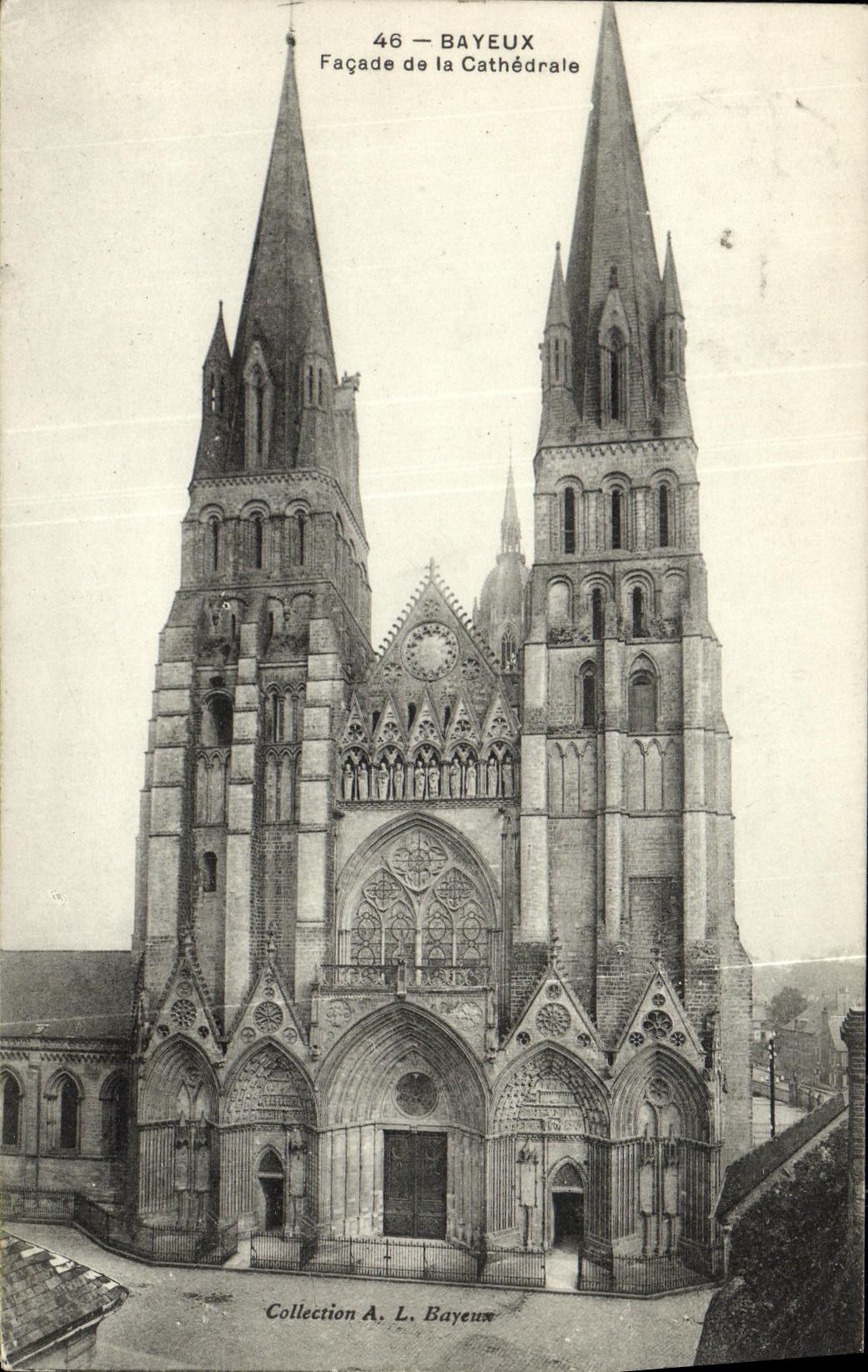 CPA Bayeux Facade de la Cathedrale