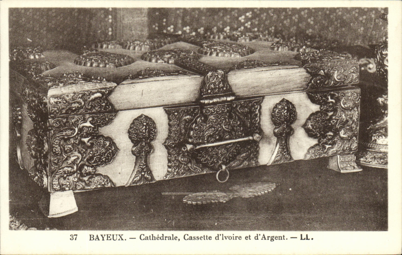 Cassette D Lvoire de la catedral de Bayeux de la POSTAL de la VENDIMIA y dinero de D