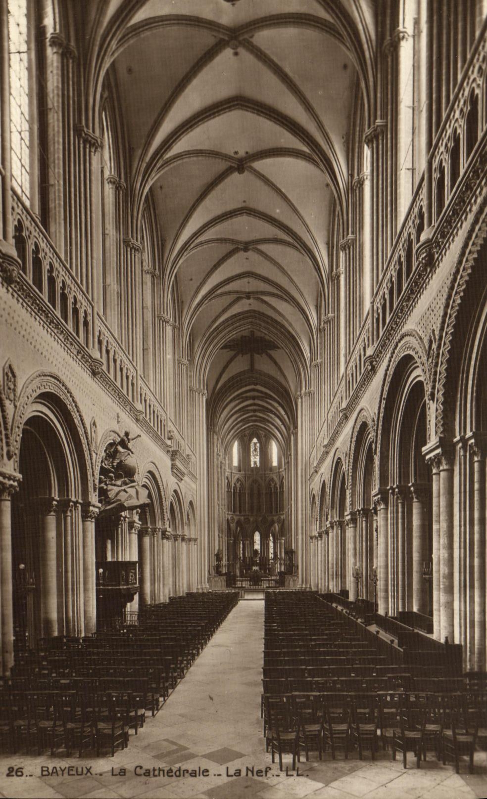 CPA Bayeux La Cathedrale La Nef