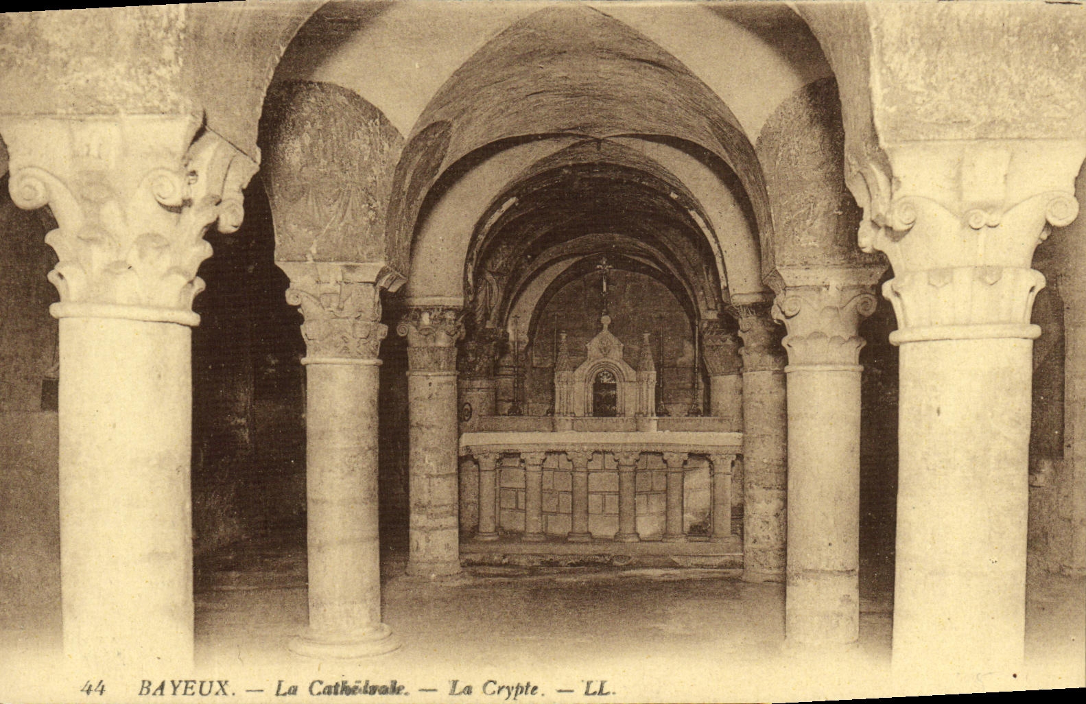 CPA Bayeux La Cathedrale La Crypte