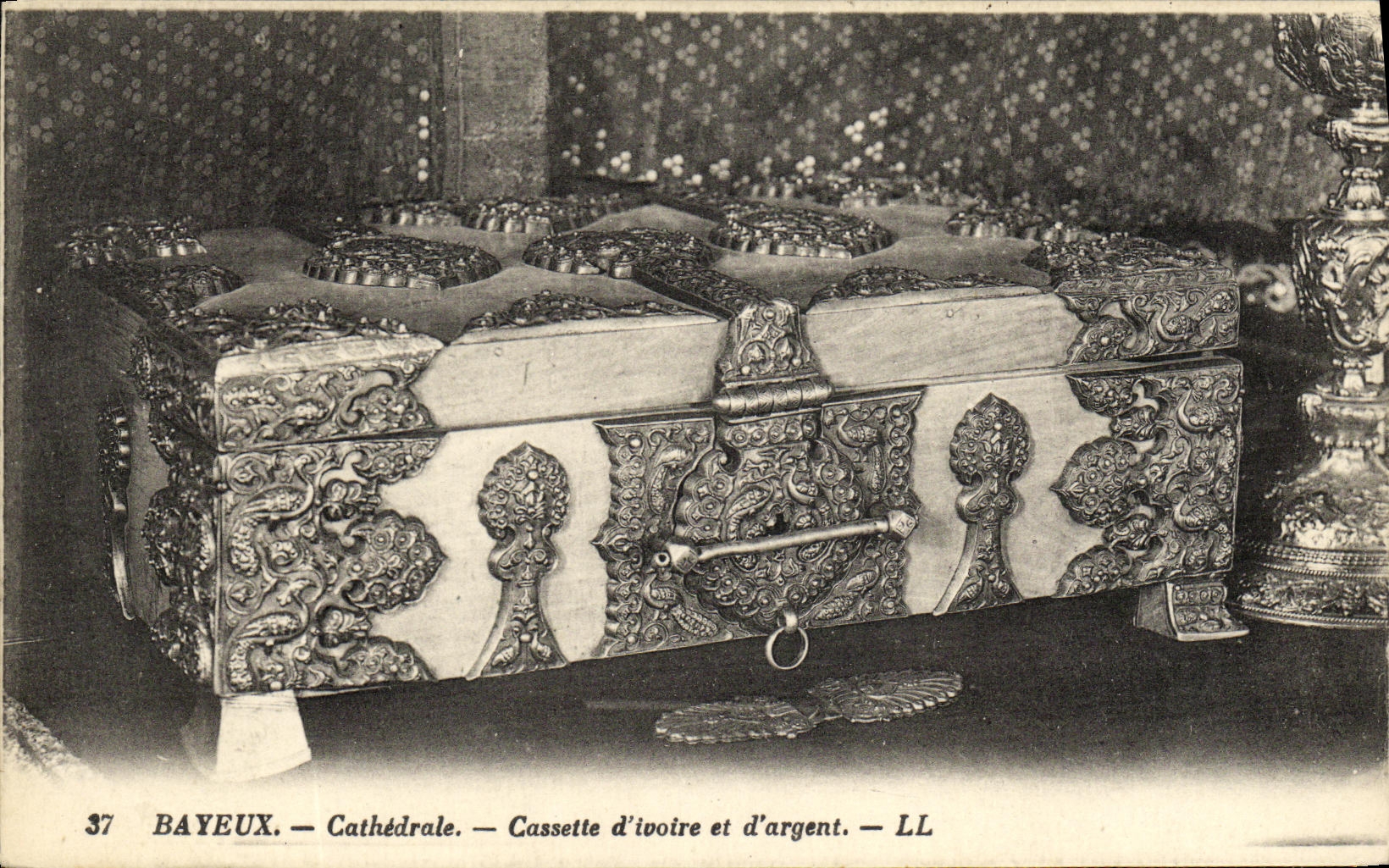 Marfil del cassette D de la catedral de Bayeux de la POSTAL de la VENDIMIA y dinero de D