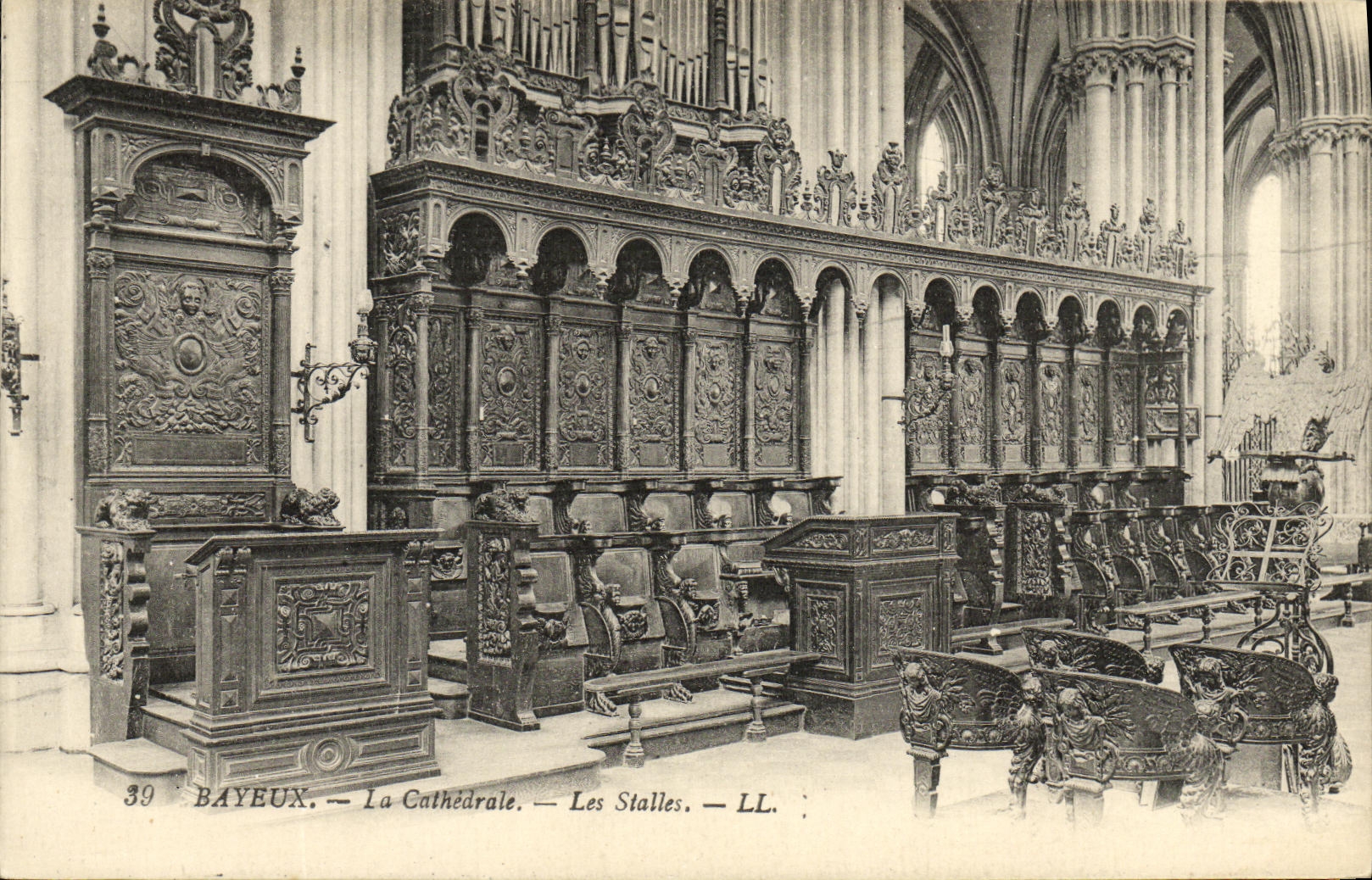 CPA Bayeux La Cathedrale Les Stalles