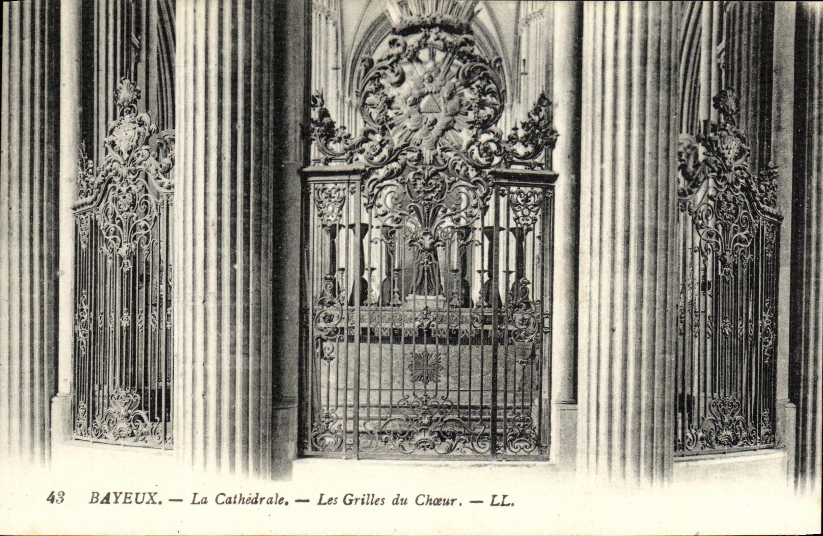 CPA Bayeux La Cathedrale Les Grilles du Choeur