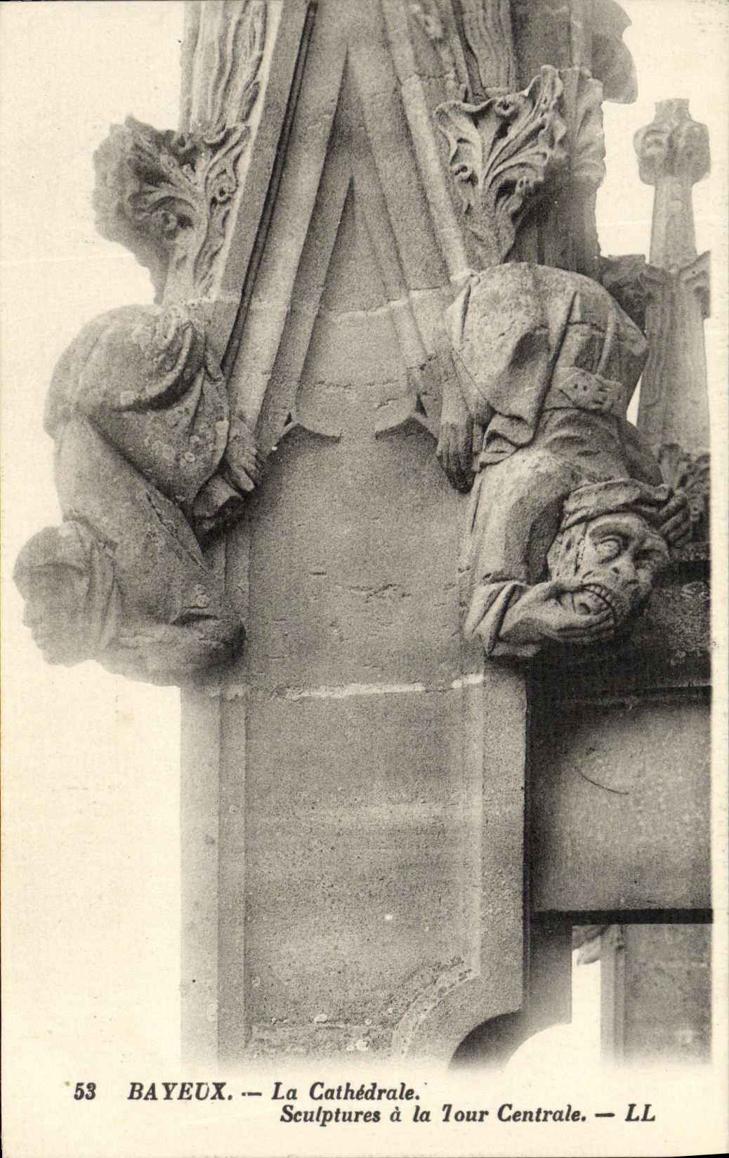 CPA Bayeux Cathedrale Sculpture a la Tour Centrale