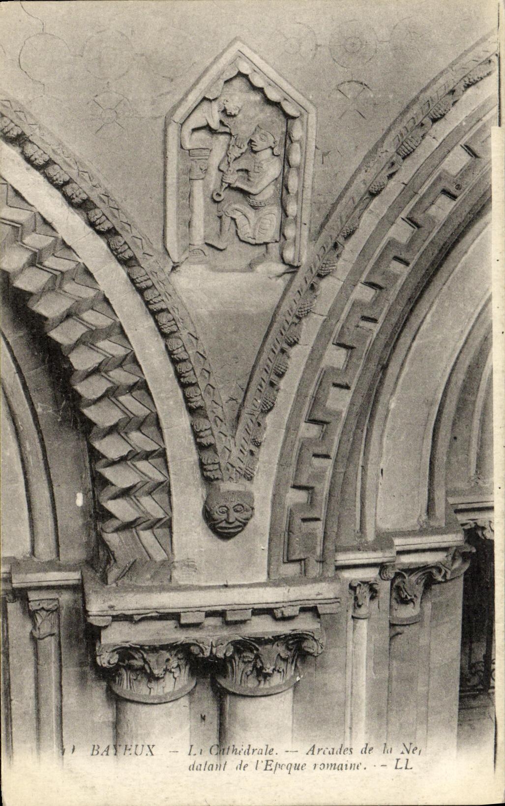CPA Bayeux Cathedrale Arcades de la nef datant de l epoque romaine