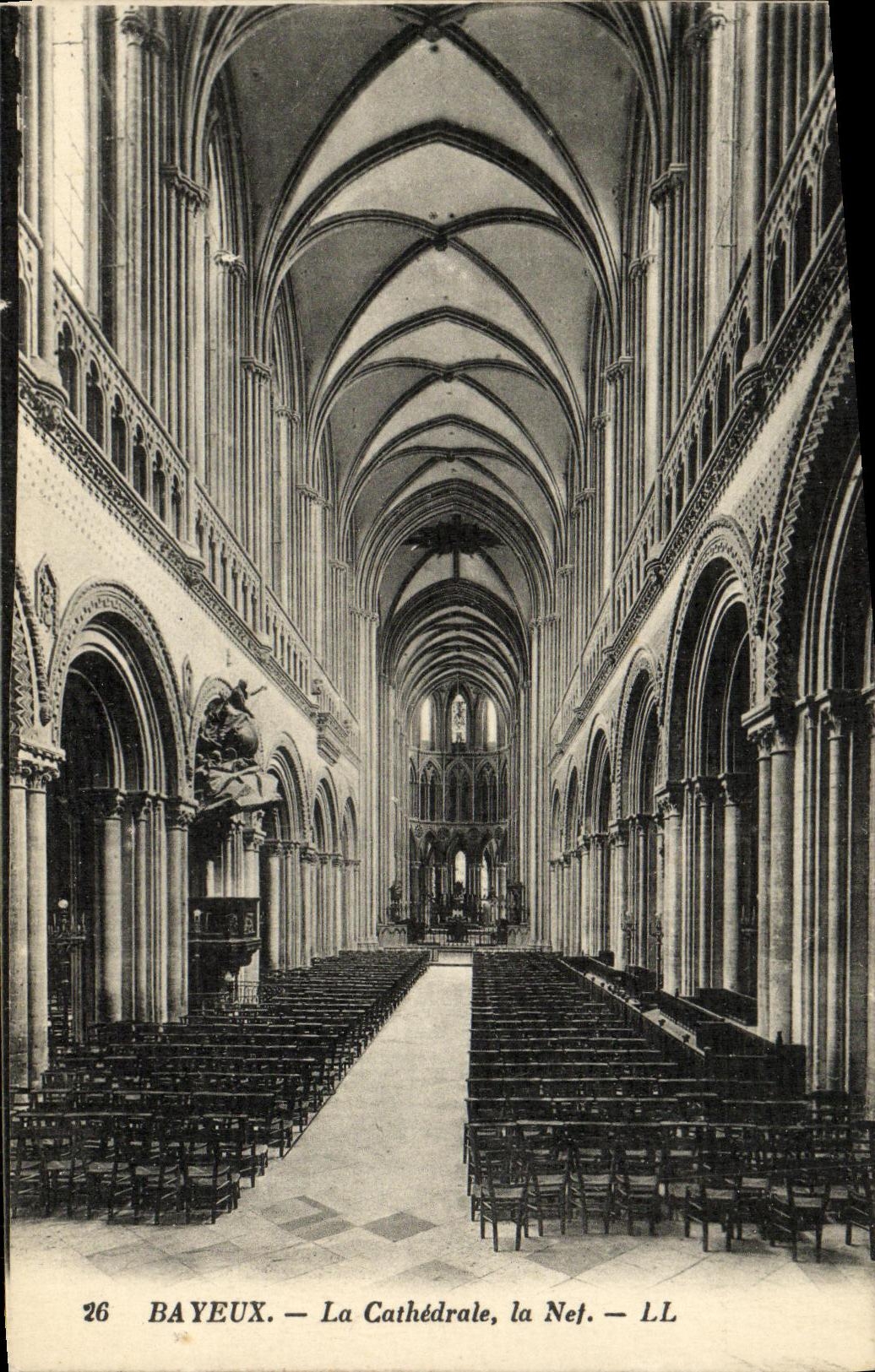 CPA Bayeux La Cathedrale La Nef