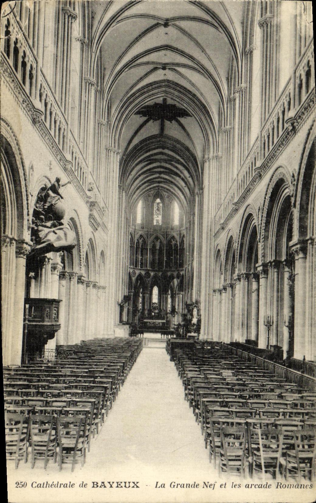 CPA Bayeux Cathedrale de La Grande Nef et Arcade romanes