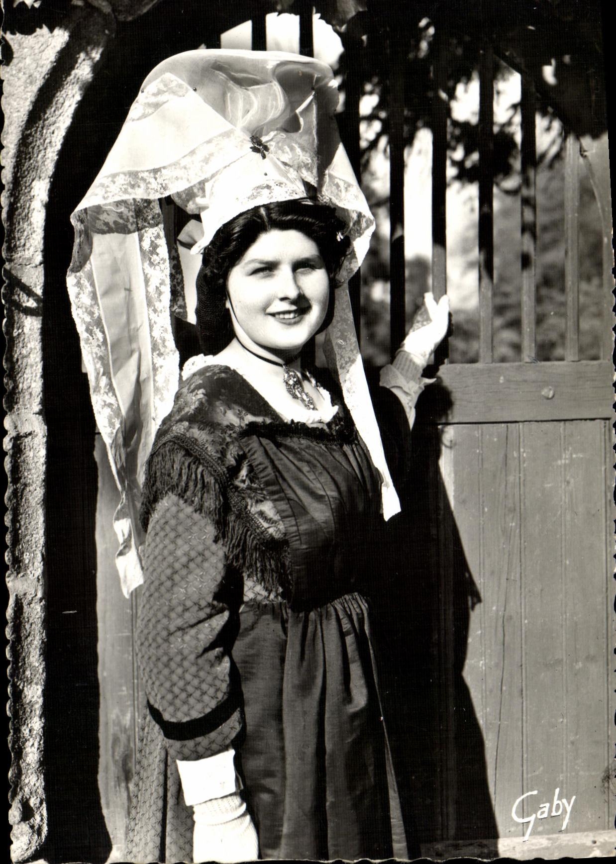 POSTAL MODERNA folklore de Bayeux de los casquillos del traje del folklore de Francia Normandia con el puente D Ouilly de Bayeux Groupe
