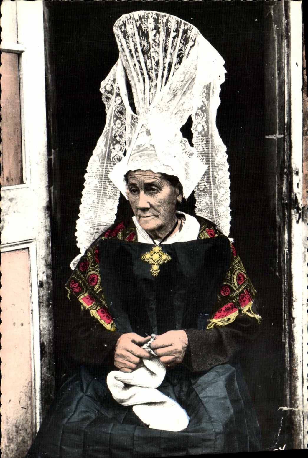 La POSTAL Bayeux de la VENDIMIA viste los casquillos viejos normandos Borgona del traje del folklore del peinado