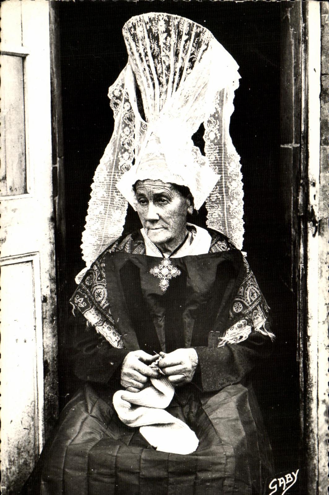 El normando de la POSTAL de la VENDIMIA viste el viejo peinado de los alrededores de los casquillos del traje del folklore de Bayeux