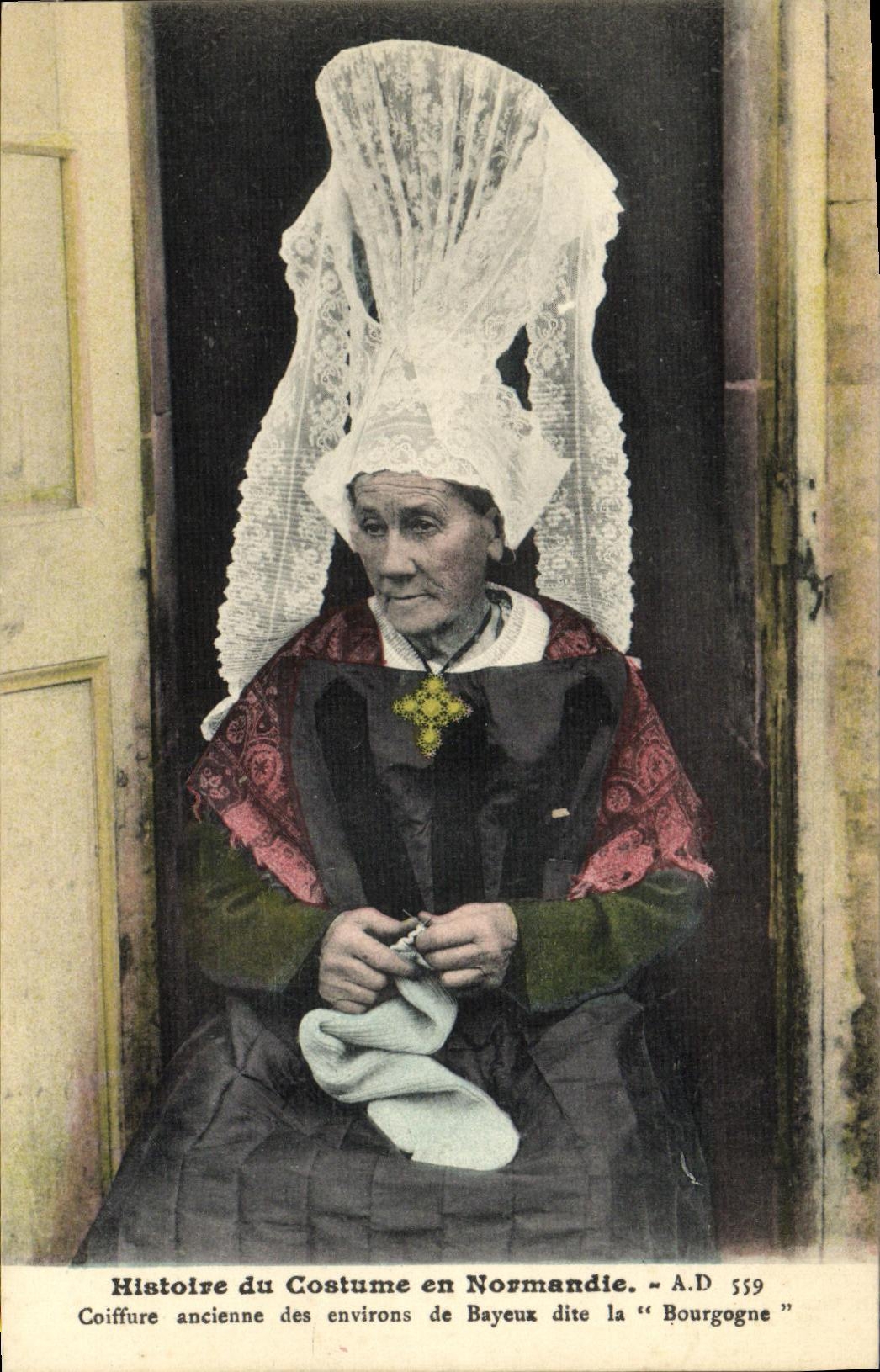 POSTAL Bayeux Histoire de la VENDIMIA del traje en el tocado de Normandia conocido como casquillos del traje del folklore de Borgona