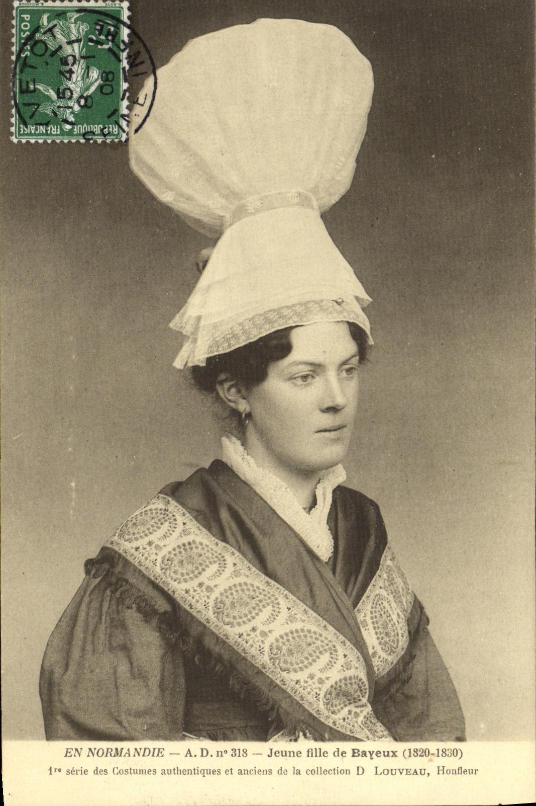 Chica joven de Bayeux de la POSTAL de la VENDIMIA en de los casquillos del traje del folklore de Normandia