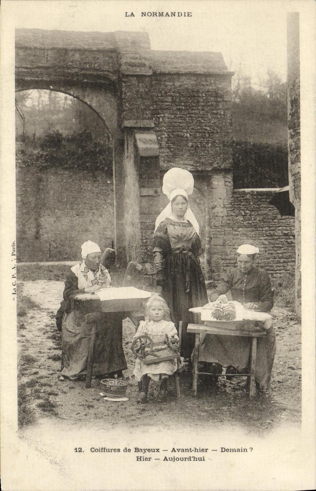 El normando de la POSTAL de la VENDIMIA viste los casquillos SUPERIORES del traje del folklore de Bayeux del peinado