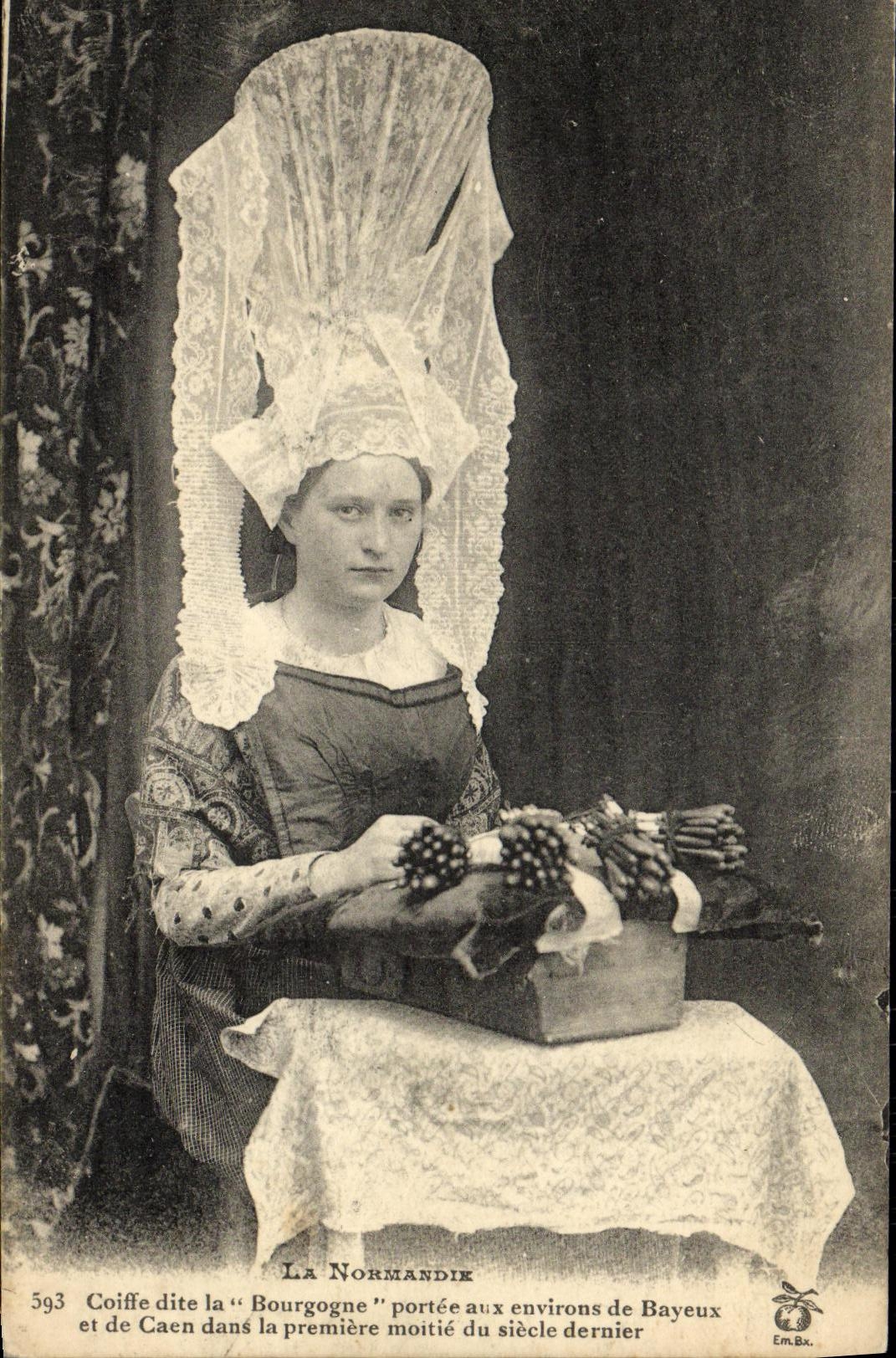 POSTAL Bayeux Normandia Coiffe de la VENDIMIA conocido como Borgona Portee a los casquillos del traje del folklore de los alrededores