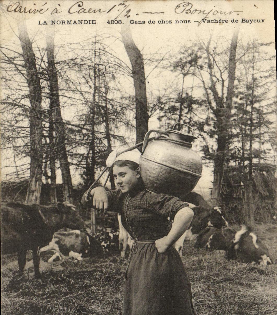 Gente de Bayeux Normandia de la POSTAL de la VENDIMIA en de nuestras premisas Vachere de las vacas de la campesina del folklore de Bayeux