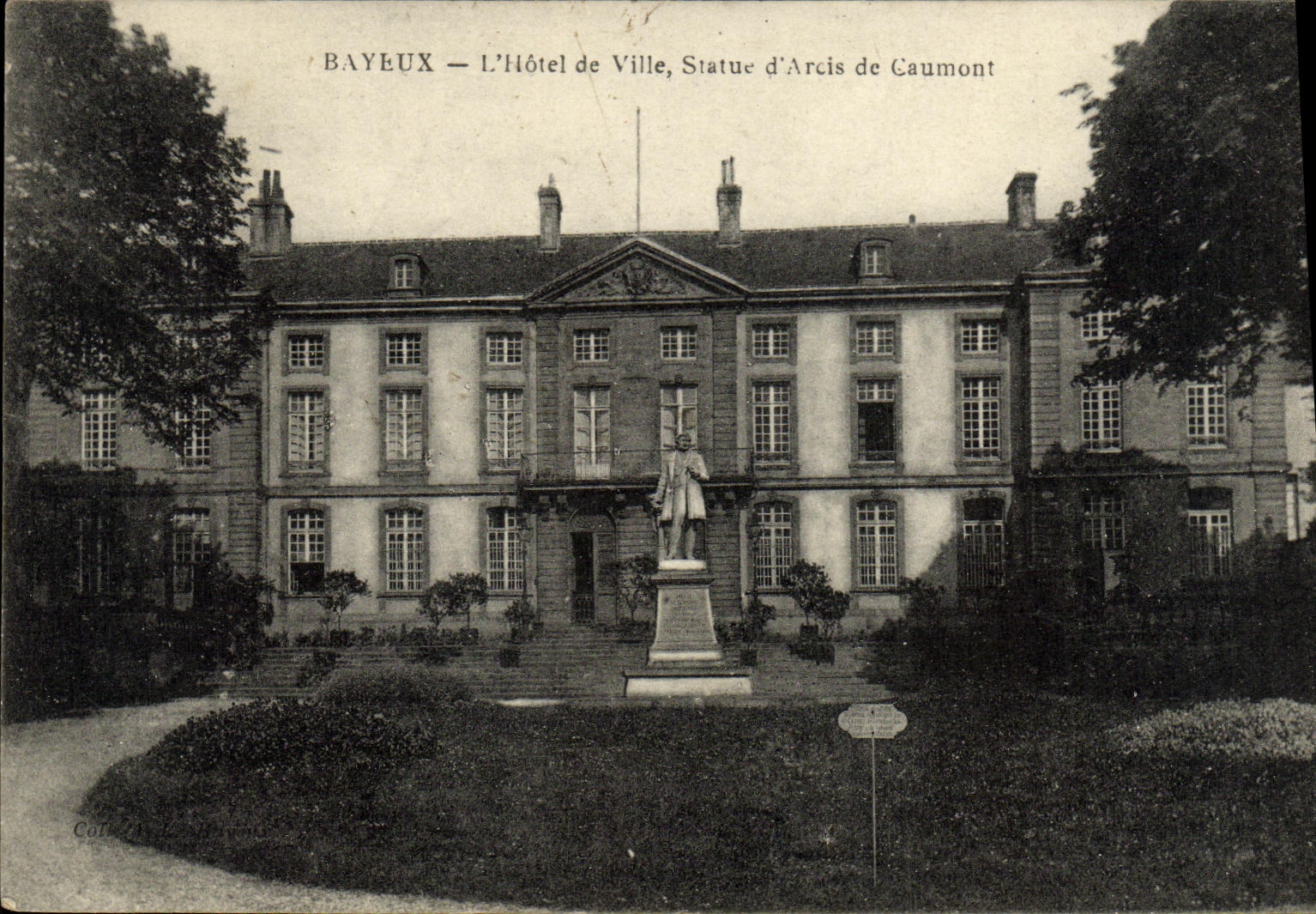 CPA Bayeux L Hotel de Ville Statue d Arche de Caumont