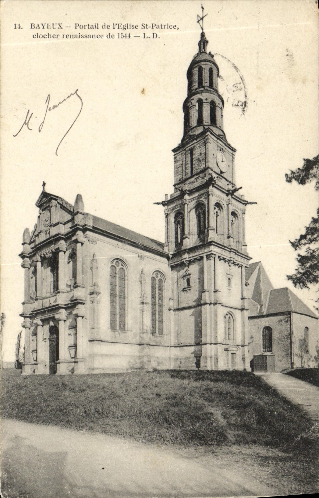 Puerta de Bayeux de la POSTAL de la VENDIMIA de L Campana torre del St Patrice de la iglesia