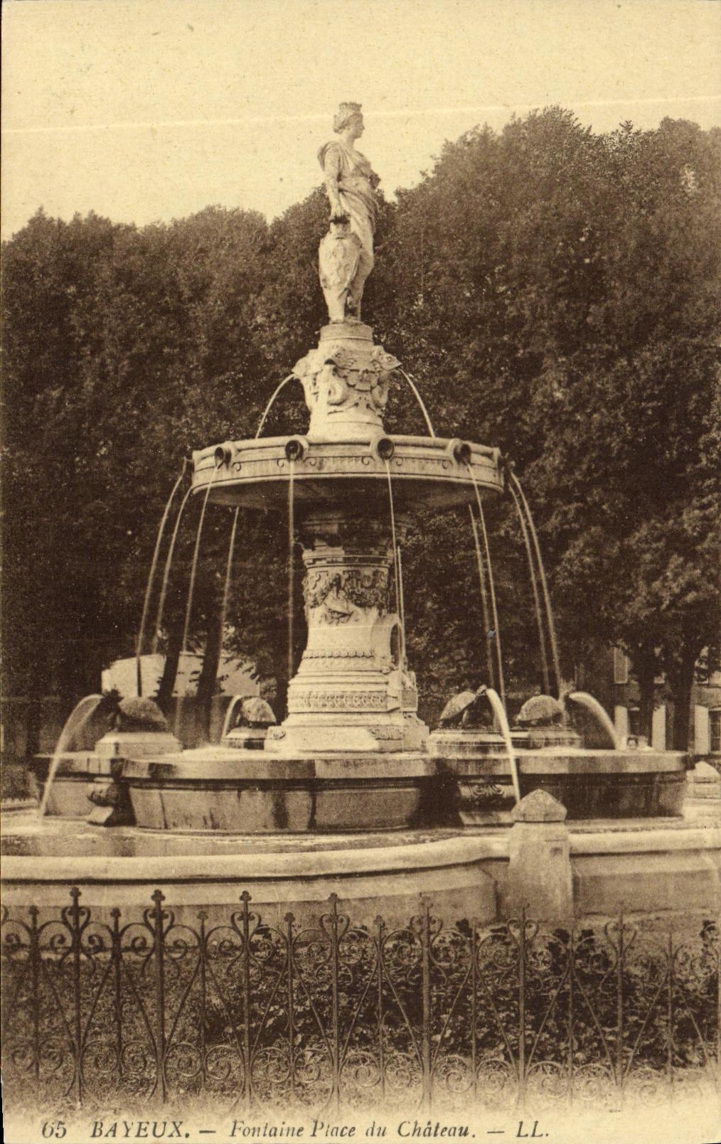 CPA Bayeux Fontaine Place du Chateau