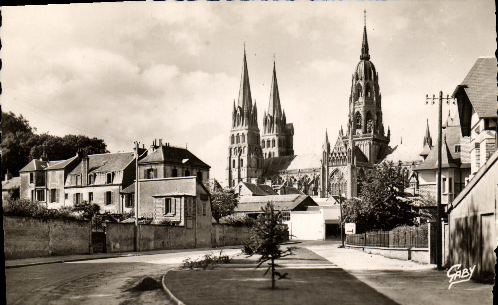 CPM Bayeux Boulevard Sarnot et la Cathedrale