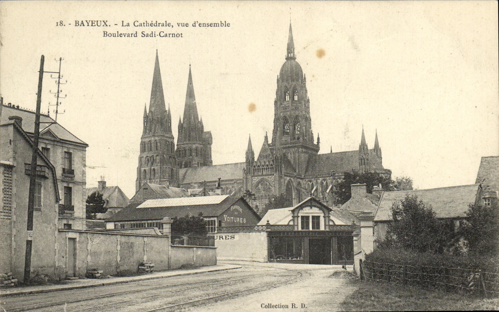 CPA Bayeux La Cathedrale Vue d ensemble Boulevard Sadi Carnot