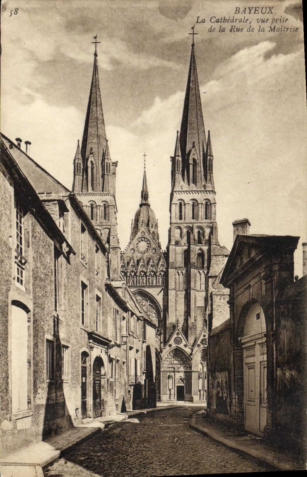POSTAL Bayeux de la VENDIMIA la catedral vista de la calle del control