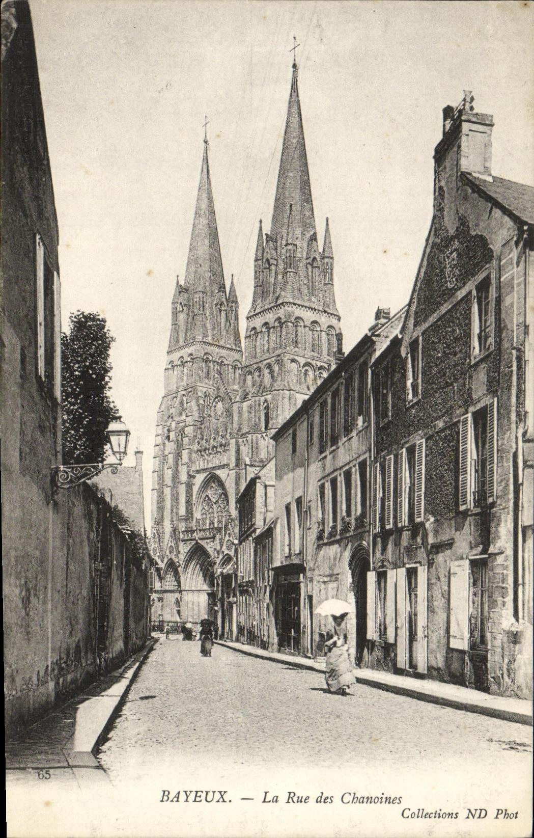 CPA Bayeux La Rue Des Chanoines