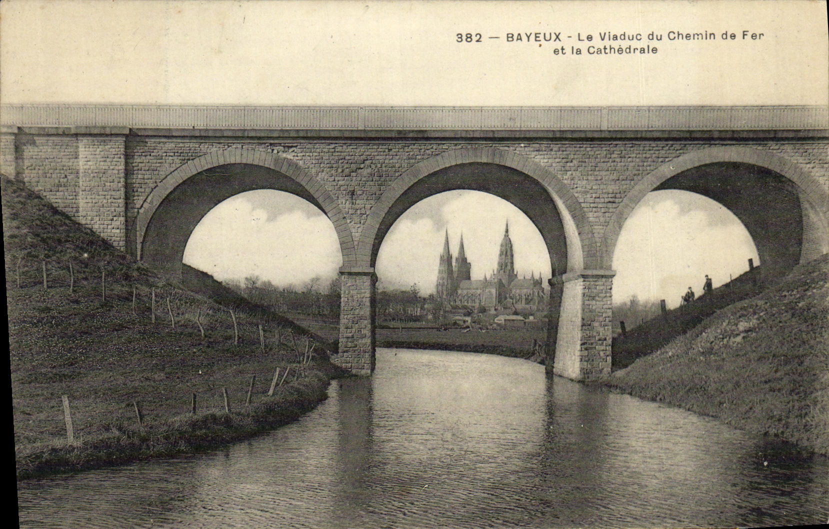 CPA Bayeux Le Viaduc La Cathedrale se Refletant Dans L Aure