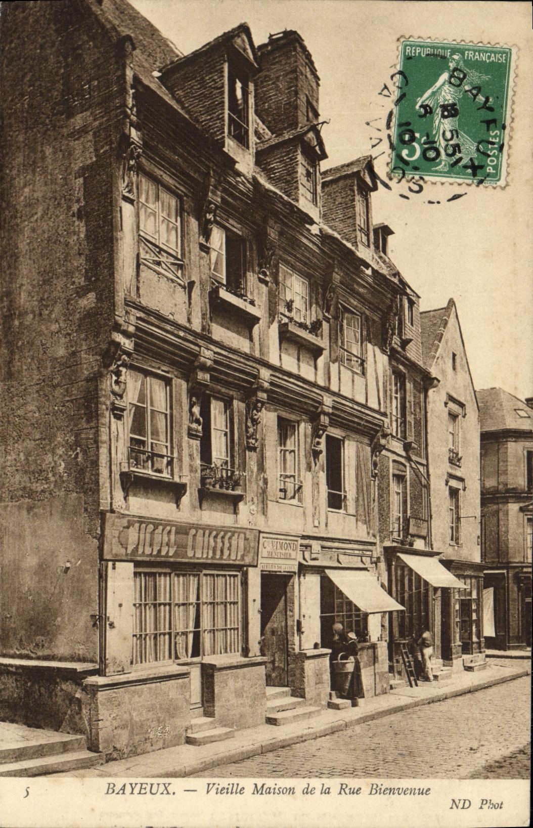 Casa vieja de Bayeux de la POSTAL de la VENDIMIA de la calle agradable