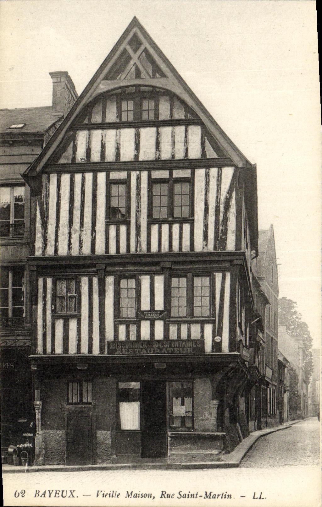 CPA Bayeux Vieille Maison Rue Saint Martin