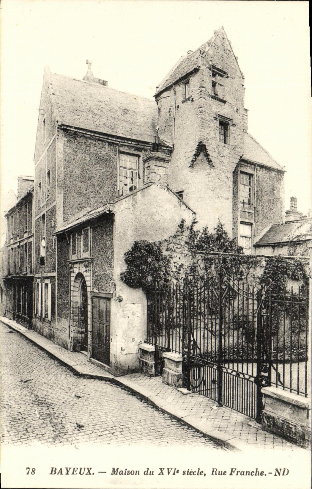CPA Bayeux Vieille Maison Rue Saint Malo