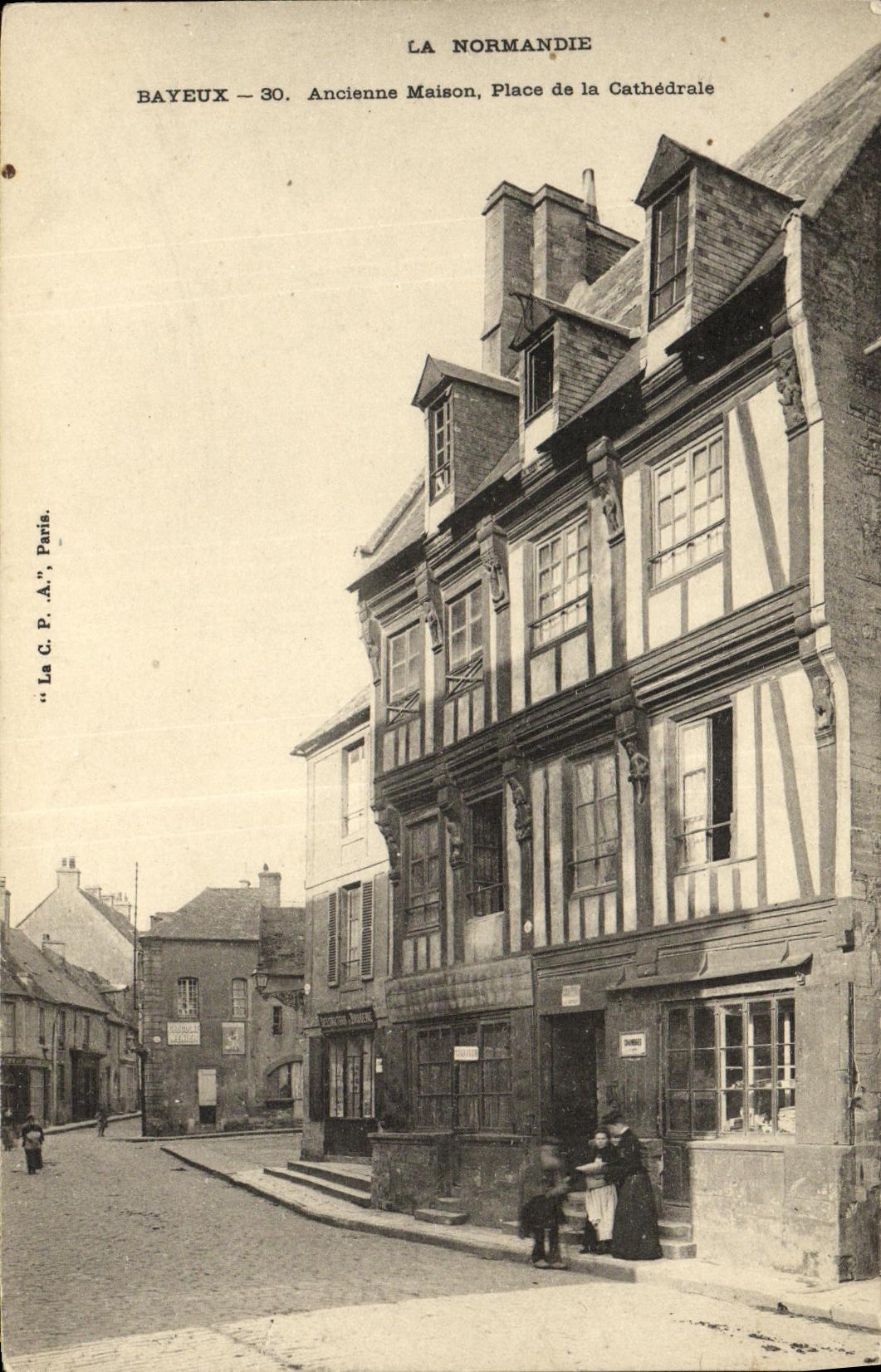 La casa de Bayeux Ancienne de la POSTAL de la VENDIMIA coloca la catedral