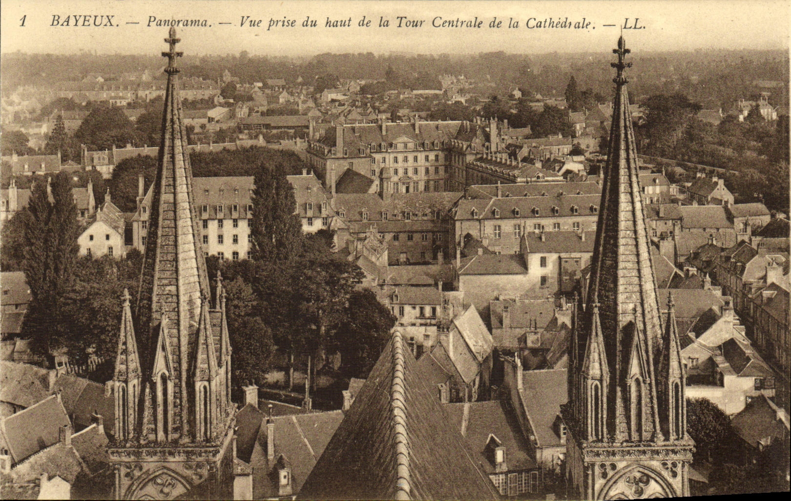 Tapa de Bayeux de la POSTAL de la VENDIMIA vista de la torre central de la catedral