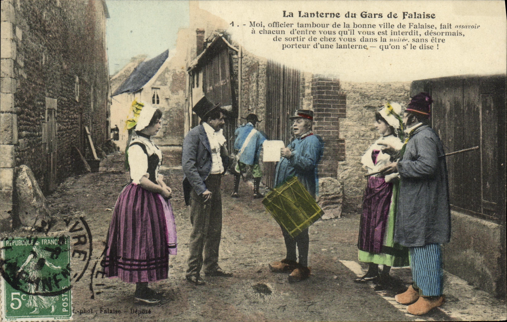 CPA La Lanterne du Gars de Falaise Folklore Costume