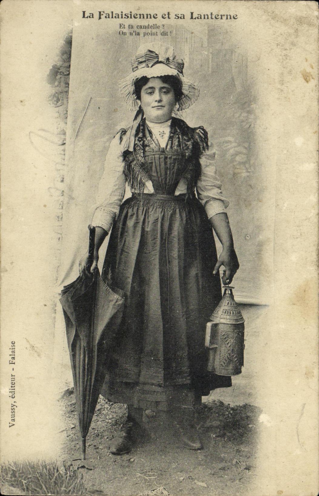 CPA La Falaisienne et sa Lanterne Folklore Costume