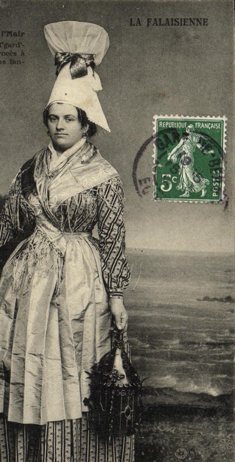 VINTAGE POSTCARD Falaisienne Folklore Costume