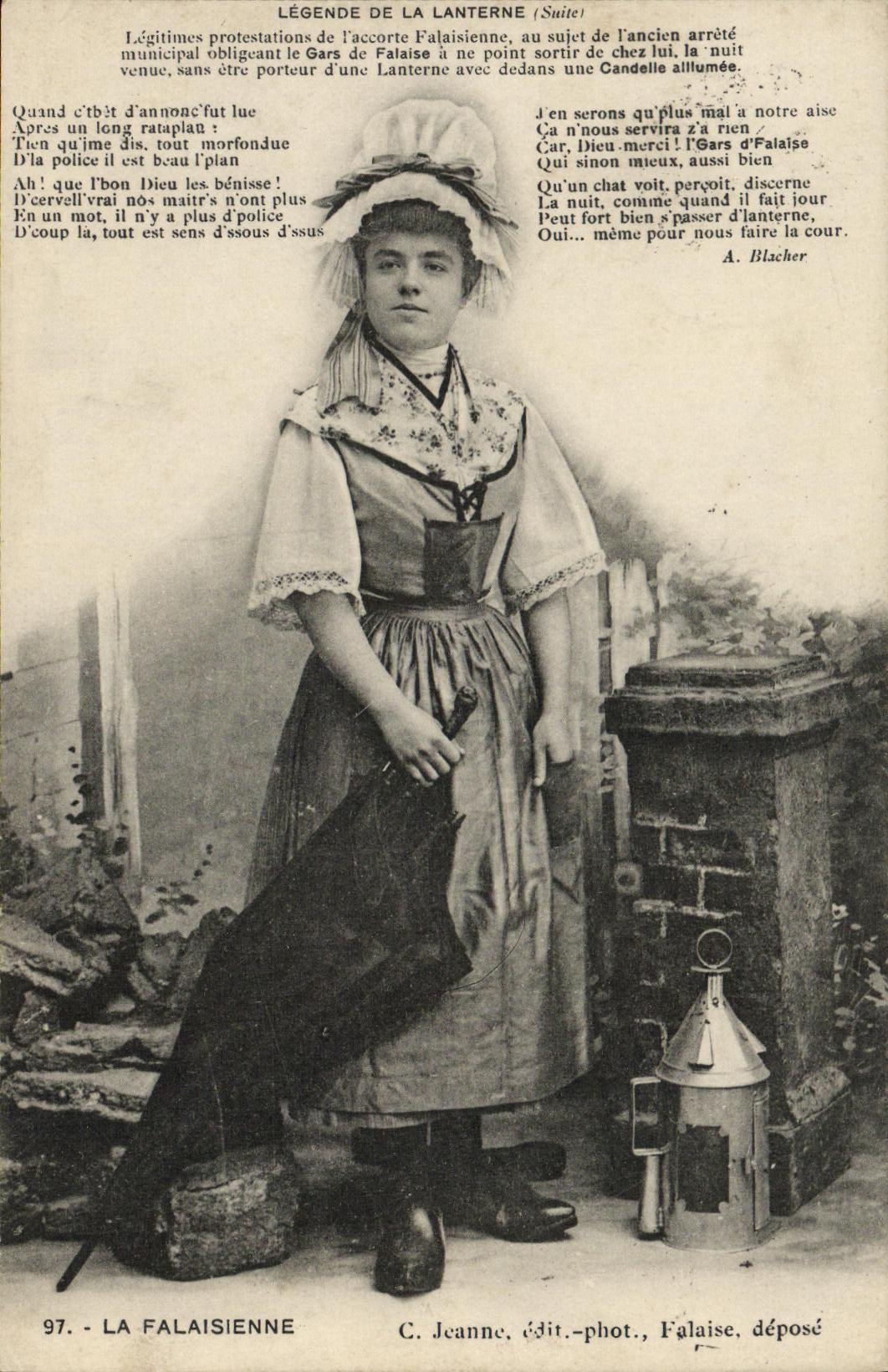 CPA La Falaisienne Folklore Costume