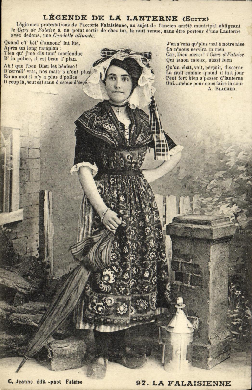 CPA La Falaisienne Folklore Costume