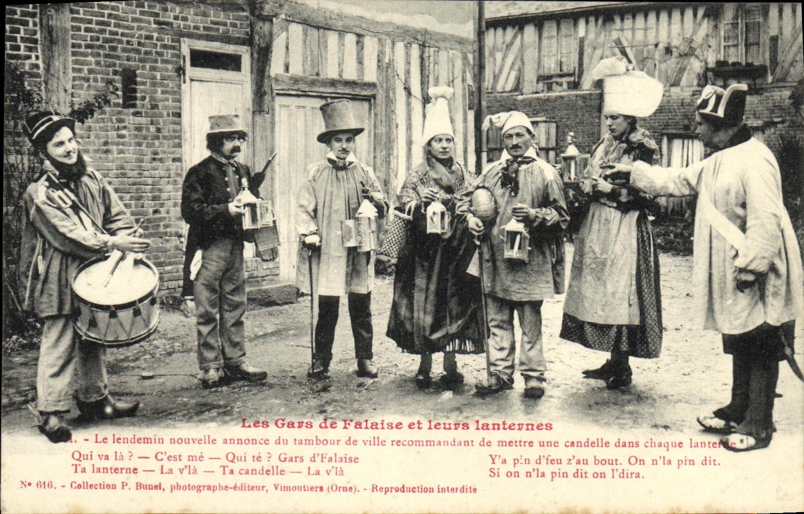 CPA Les Gars de Falaise et leurs lanternes Folklore Costume