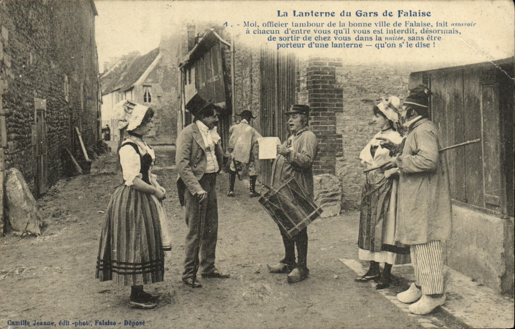 CPA La Lanterne du Gars de Falaise Folklore Costume