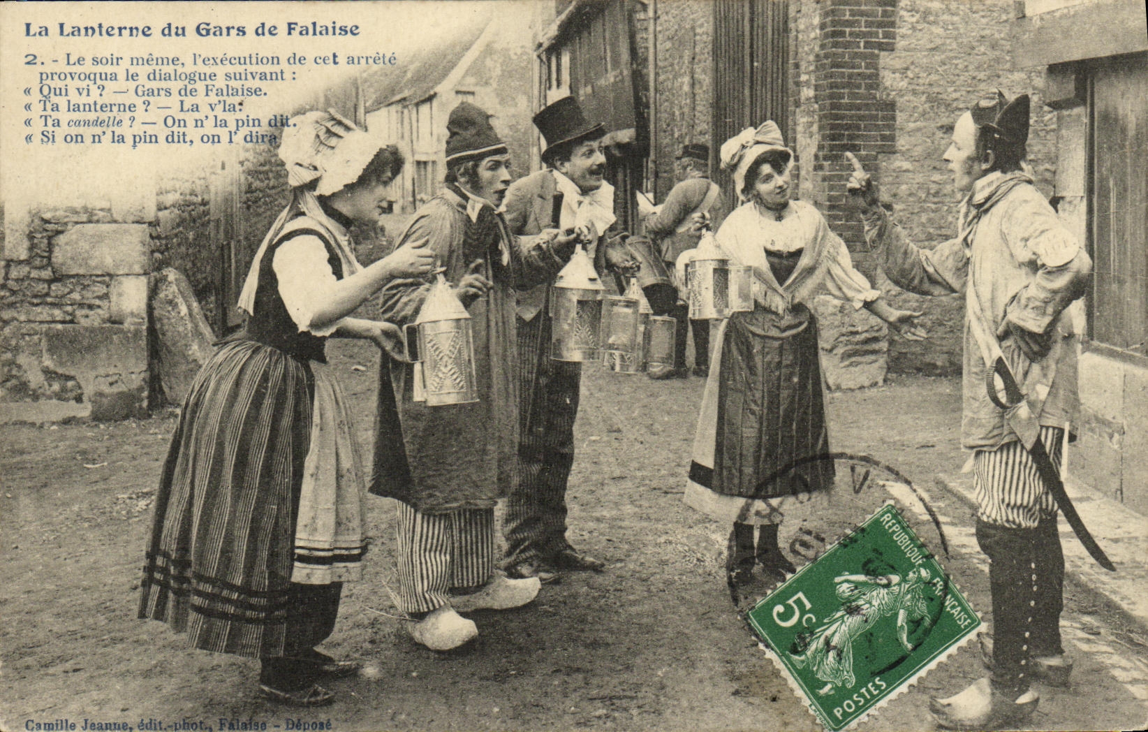 CPA La Lanterne du Gars de Falaise Folklore Costume