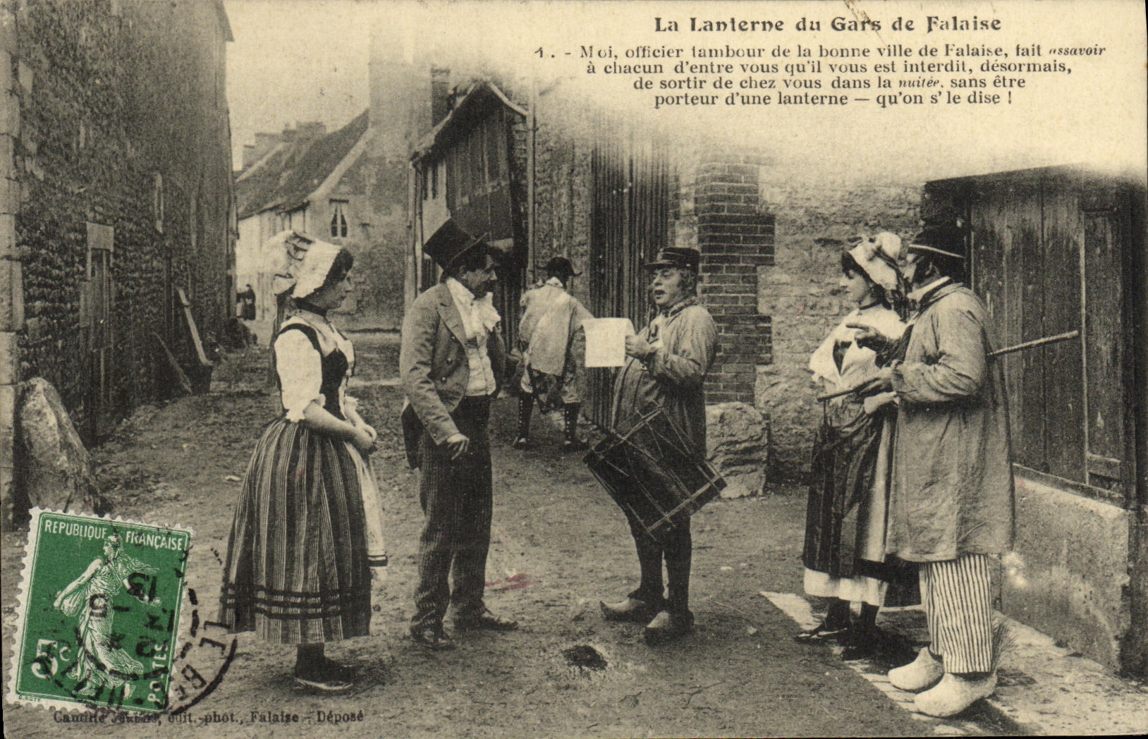 CPA La Lanterne du Gars de Falaise Folklore Costume