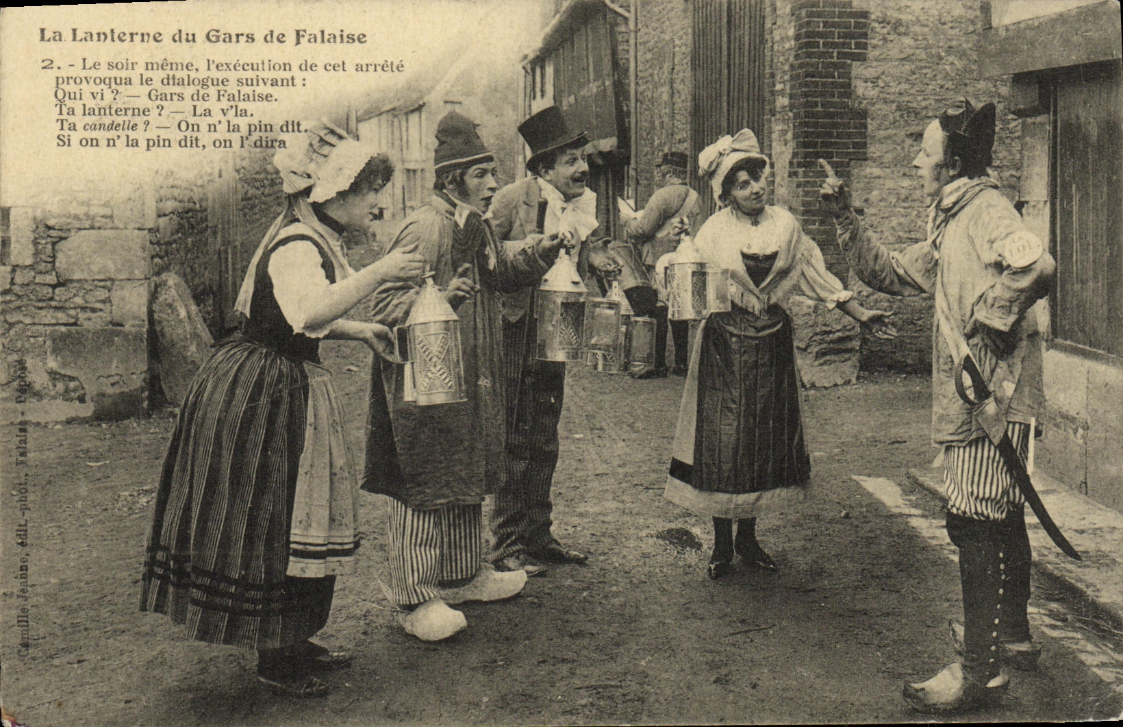 CPA La Lanterne du Gars de Falaise Folklore Costume