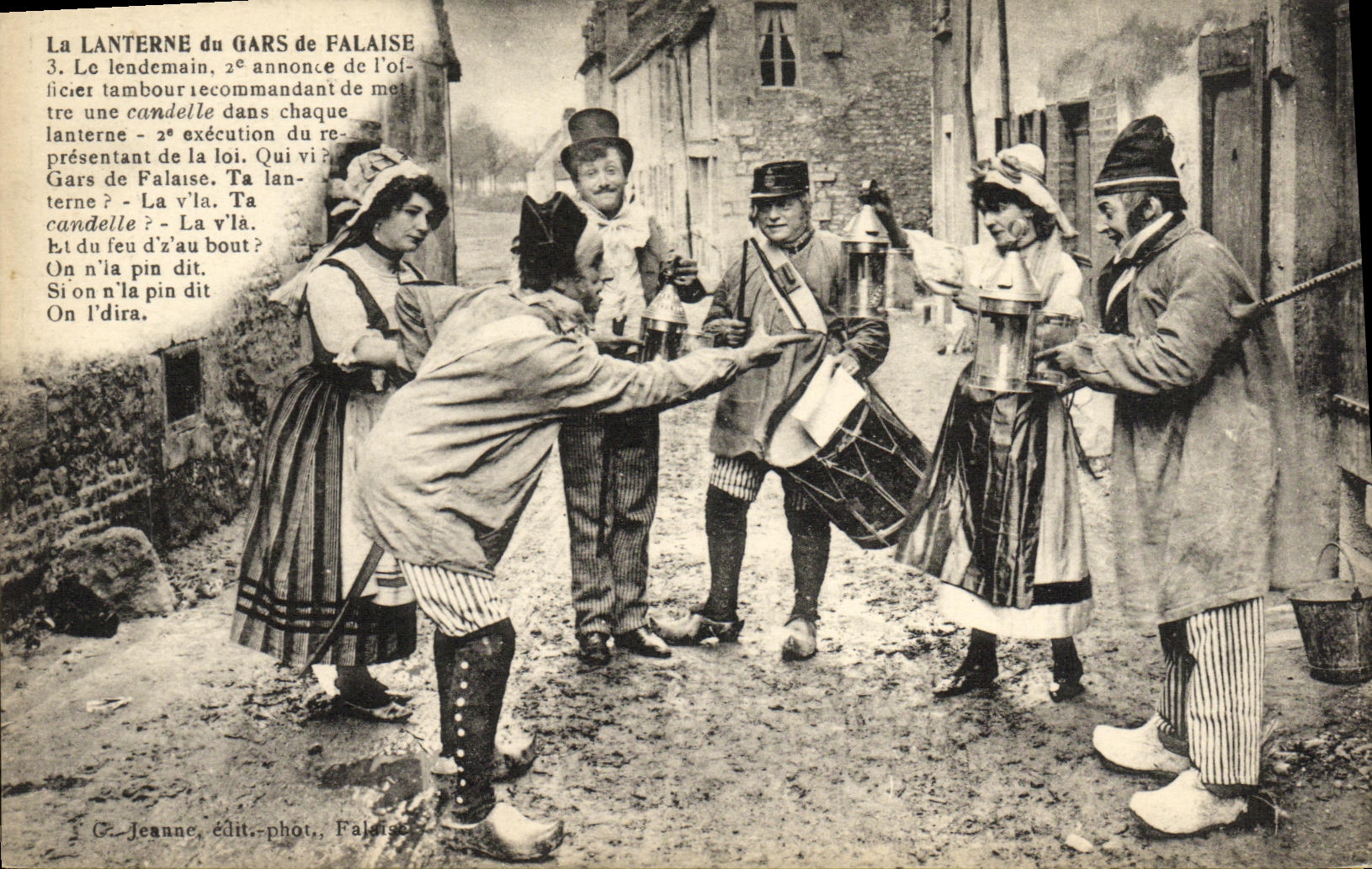 CPA La Lanterne du Gars de Falaise Folklore Costume
