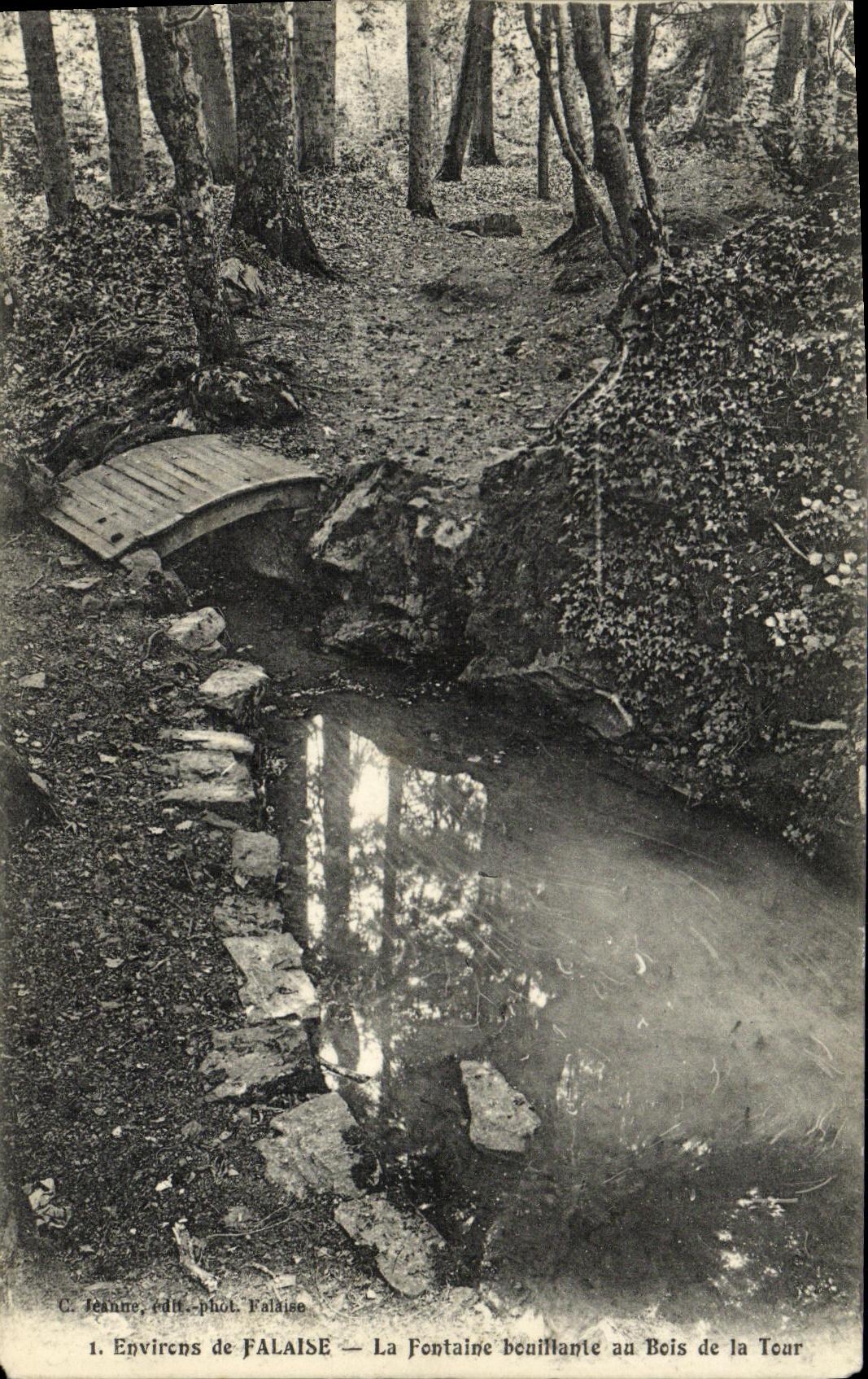 CPA Environs de Falaise La Fontaine bouillante au bois de la Tour