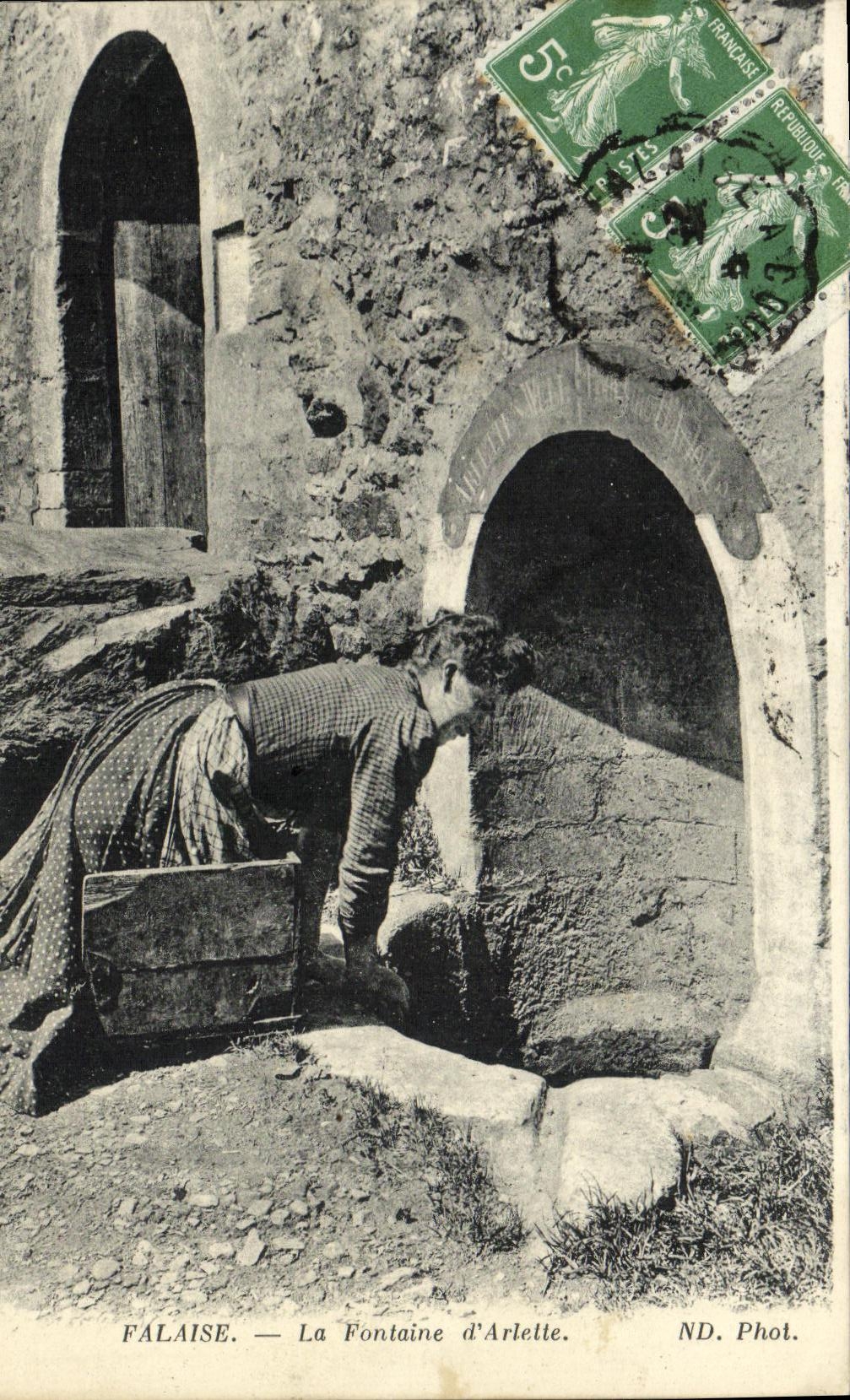 VINTAGE POSTCARD Cliff the Fountain D Arlette Femme Folklore Costume TOP