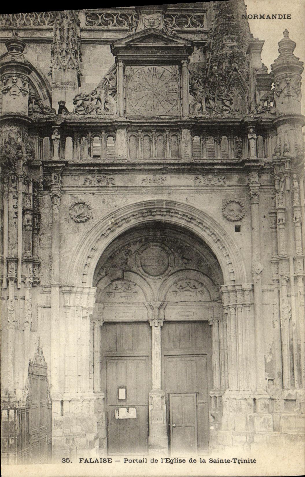 CPA Falaise Portail de l Eglise de la Sainte Trinite