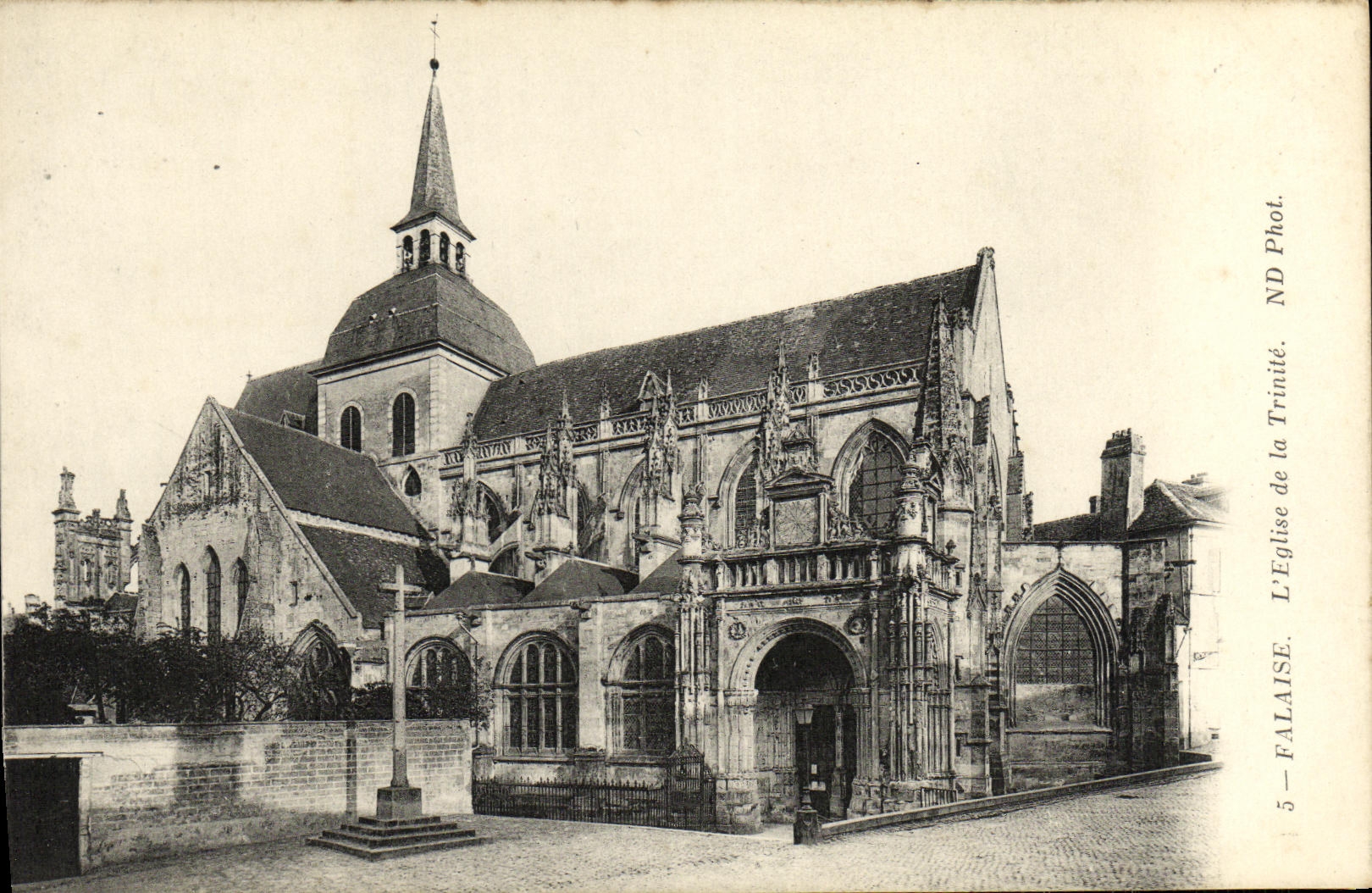 CPA Falaise L Eglise de la Trinite