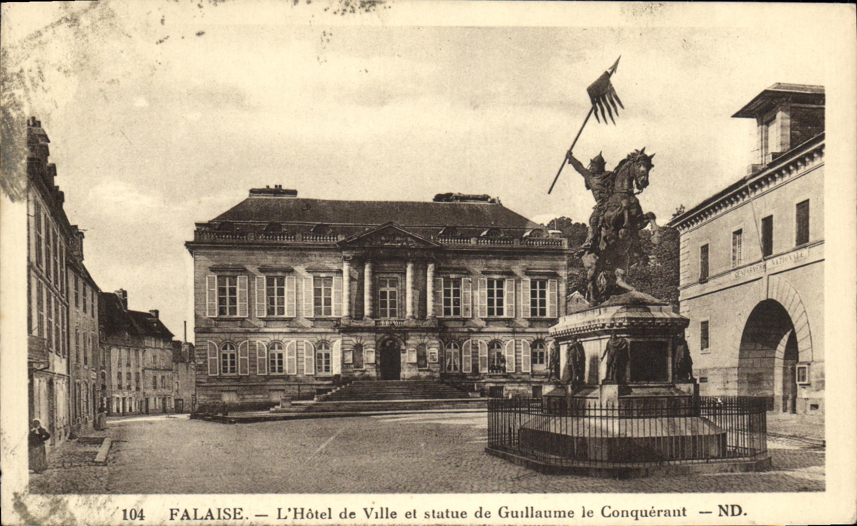 CPA Falaise L Hotel de Ville et statue de Guillaume le Conquerant