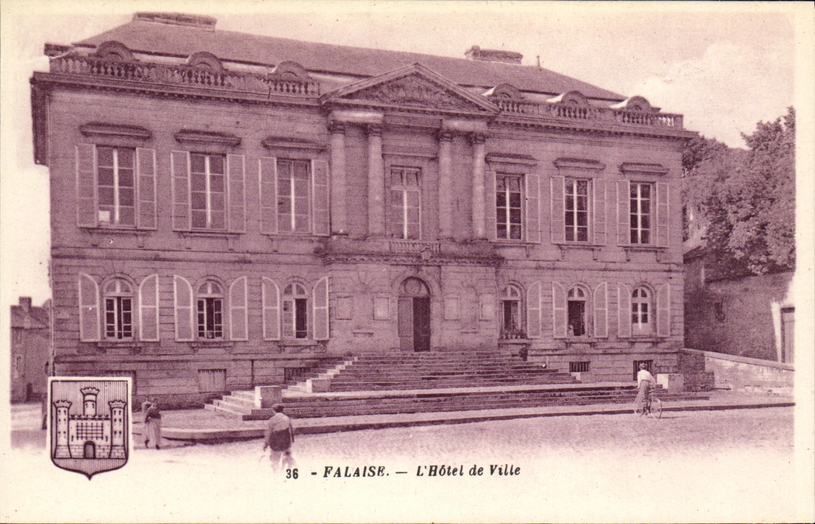 VINTAGE POSTCARD Cliff L Town hall